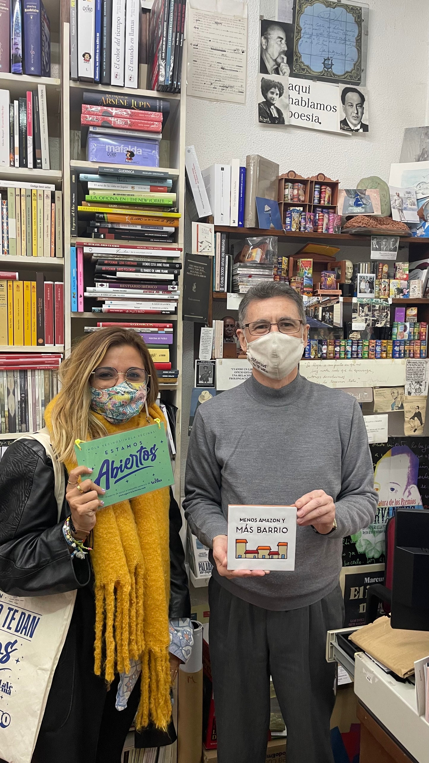 Azulejo de cerámica grande MENOS AMAZON Y MÁS BARRIO