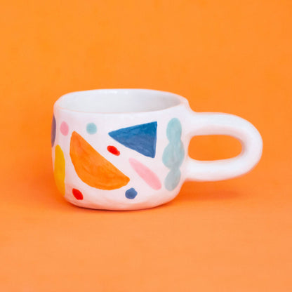Taza con formas abstractas