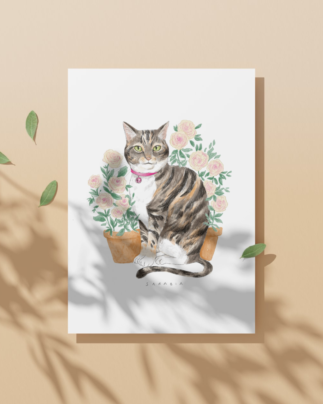 Lámina Gato gris y marrón con plantas