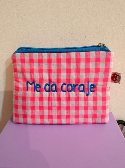 Vichy rosa flúor letra azul - Monedero - Me da coraje