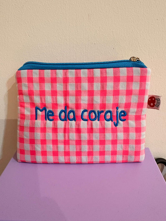 Vichy rosa flúor letra azul - Monedero - Me da coraje