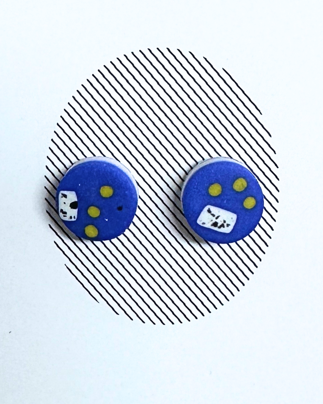 Pendientes de botón azules punto amarillo