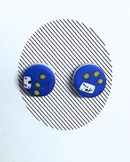 Pendientes de botón azules punto amarillo