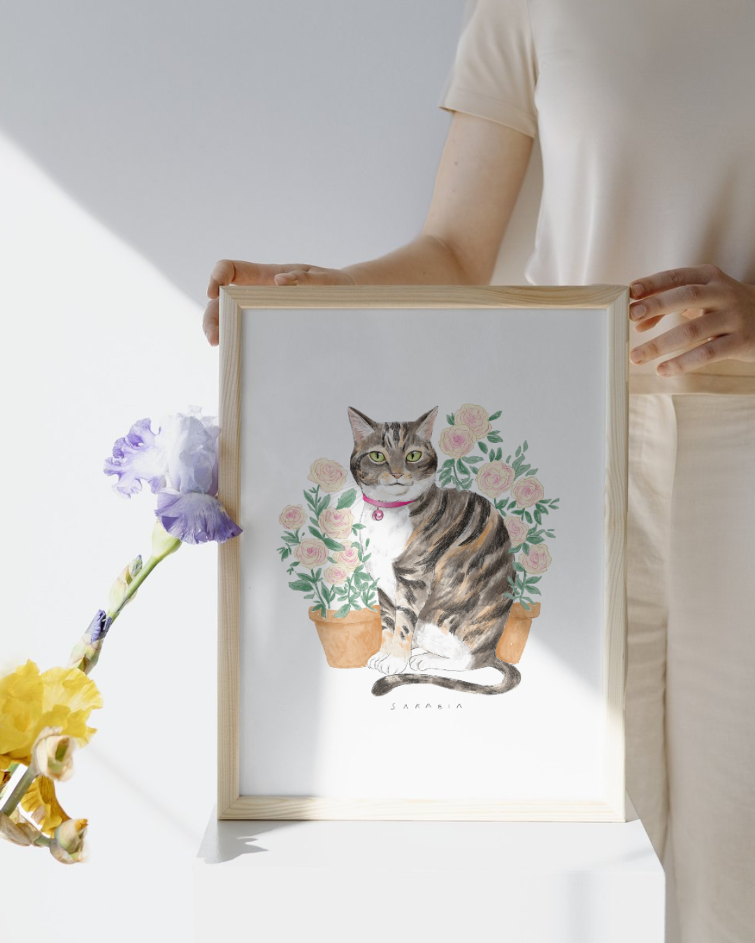 Lámina Gato gris y marrón con plantas