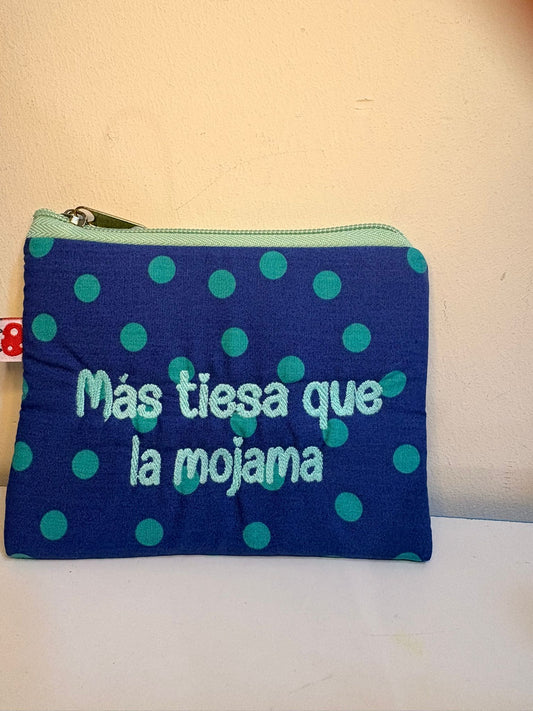 Azul lunares turquesa letra celeste - Monedero - Más tiesa que la mojama