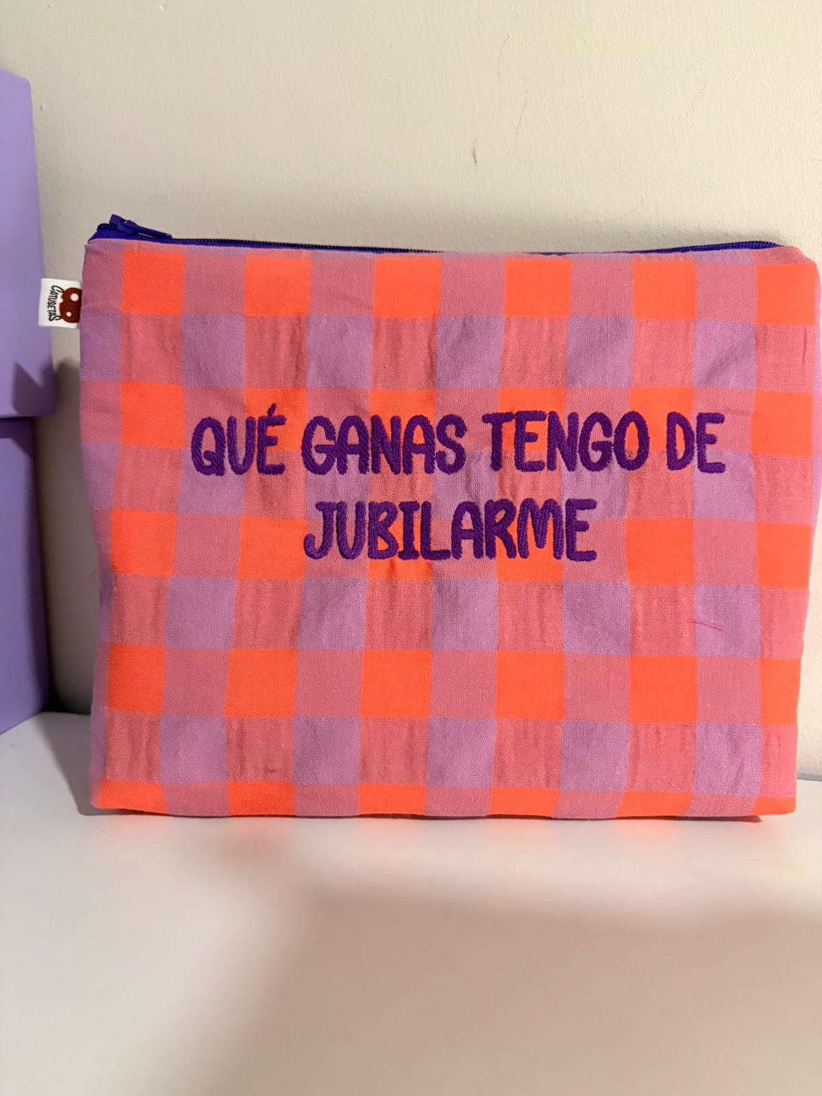Lila cuadros naranja letra morada - Qué ganas tengo de jubilarme - Neceser