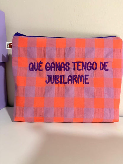 Lila cuadros naranja letra morada - Qué ganas tengo de jubilarme - Neceser