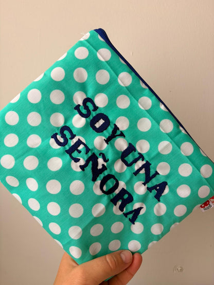 Turquesa lunares letra azul - Soy una señora - Neceser