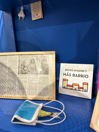 Azulejo de cerámica grande MENOS AMAZON Y MÁS BARRIO