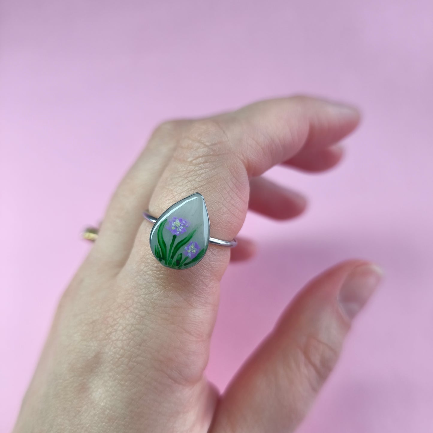 Anillo gota con flores lilas (plateado)