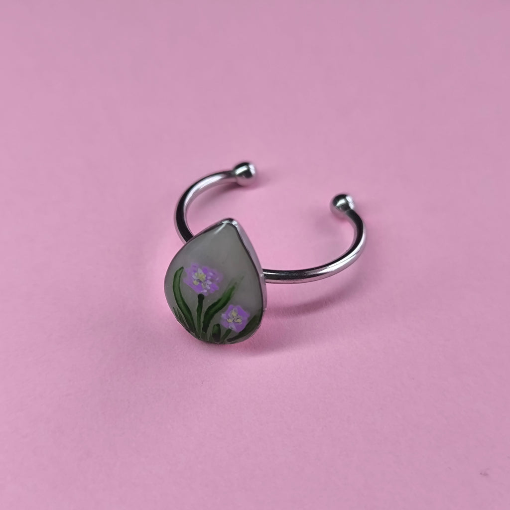 Anillo gota con flores lilas (plateado)