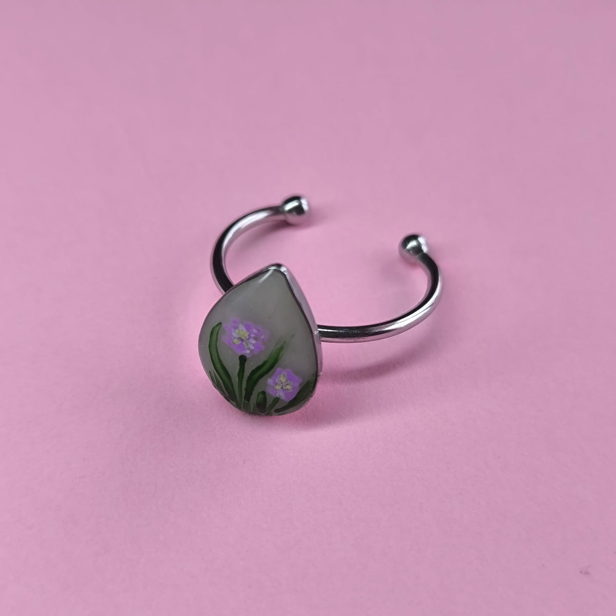 Anillo gota con flores lilas (plateado)