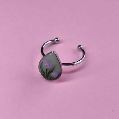 Anillo gota con flores lilas (plateado)