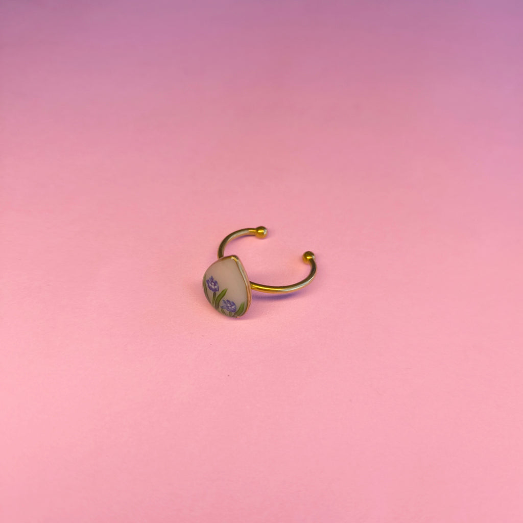 Anillo gota con flores azules (dorado)