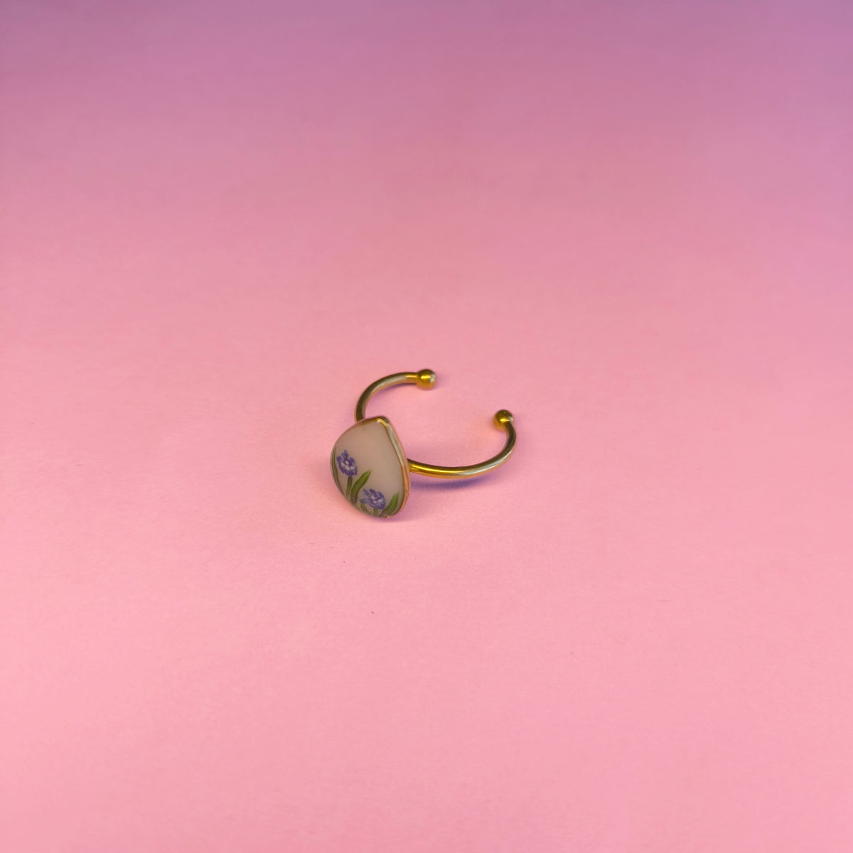 Anillo gota con flores azules (dorado)
