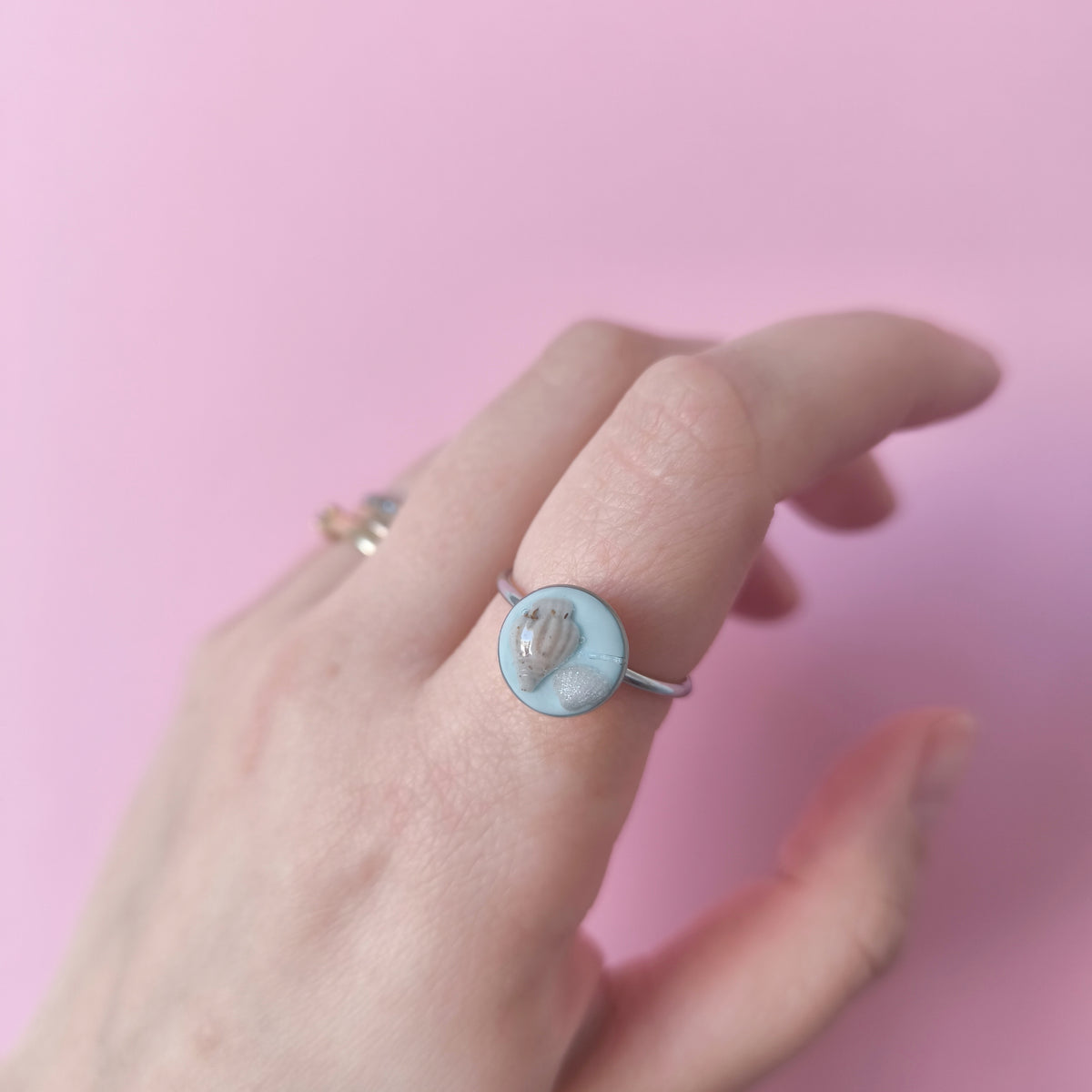 Anillo del mar azul con concha y estrella