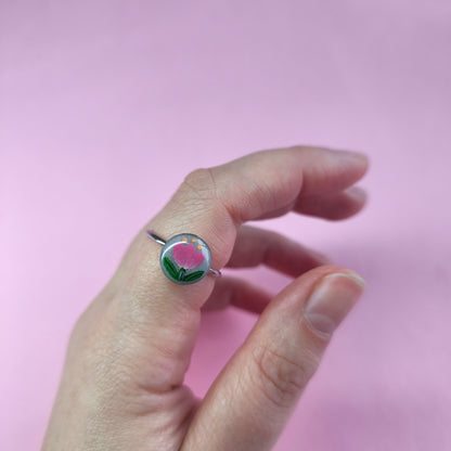 Anillo redondo con flor rosa (plateado)