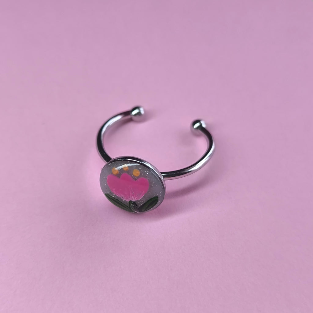 Anillo redondo con flor rosa (plateado)