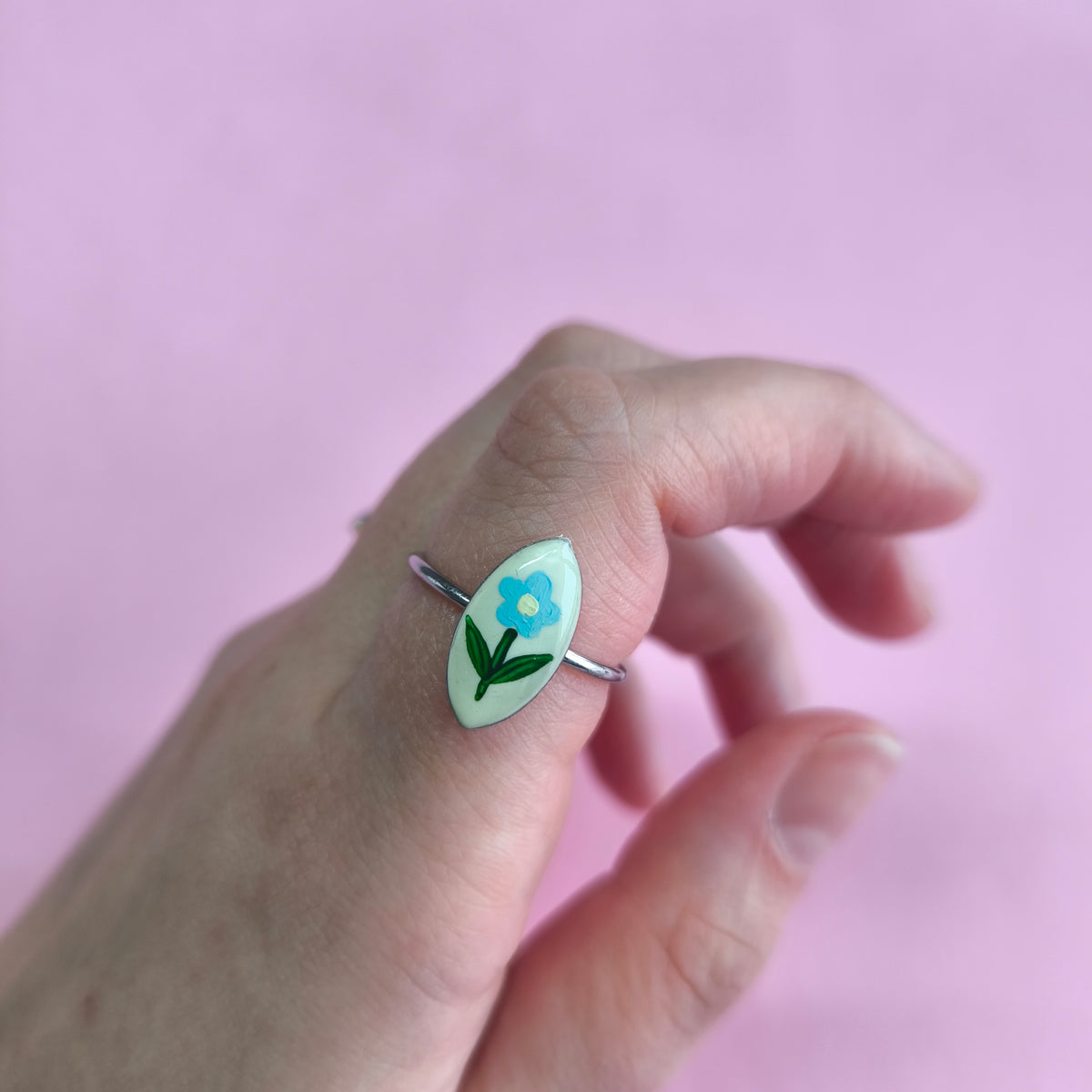 Anillo ovalado con flor azul (plateado)