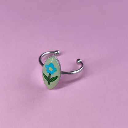 Anillo ovalado con flor azul (plateado)