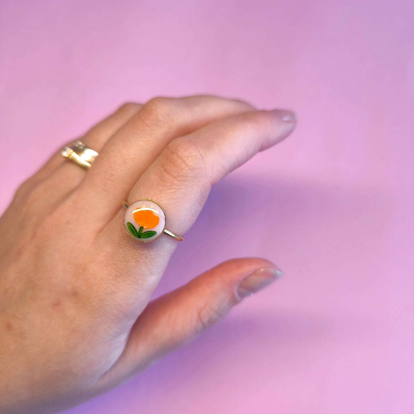 Anillo redondo con flor naranja (dorado)