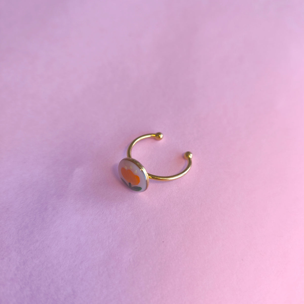Anillo redondo con flor naranja (dorado)