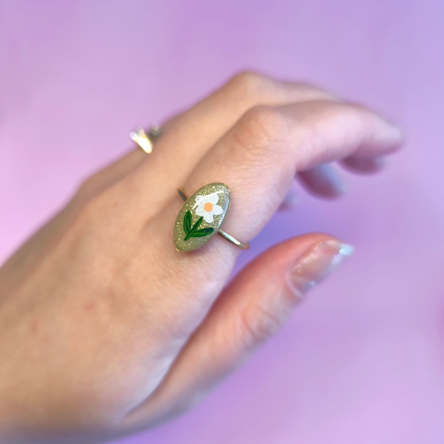 Anillo ovalado con flor blanca (dorado)