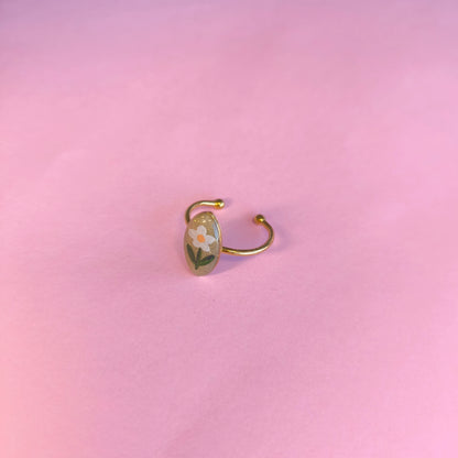 Anillo ovalado con flor blanca (dorado)