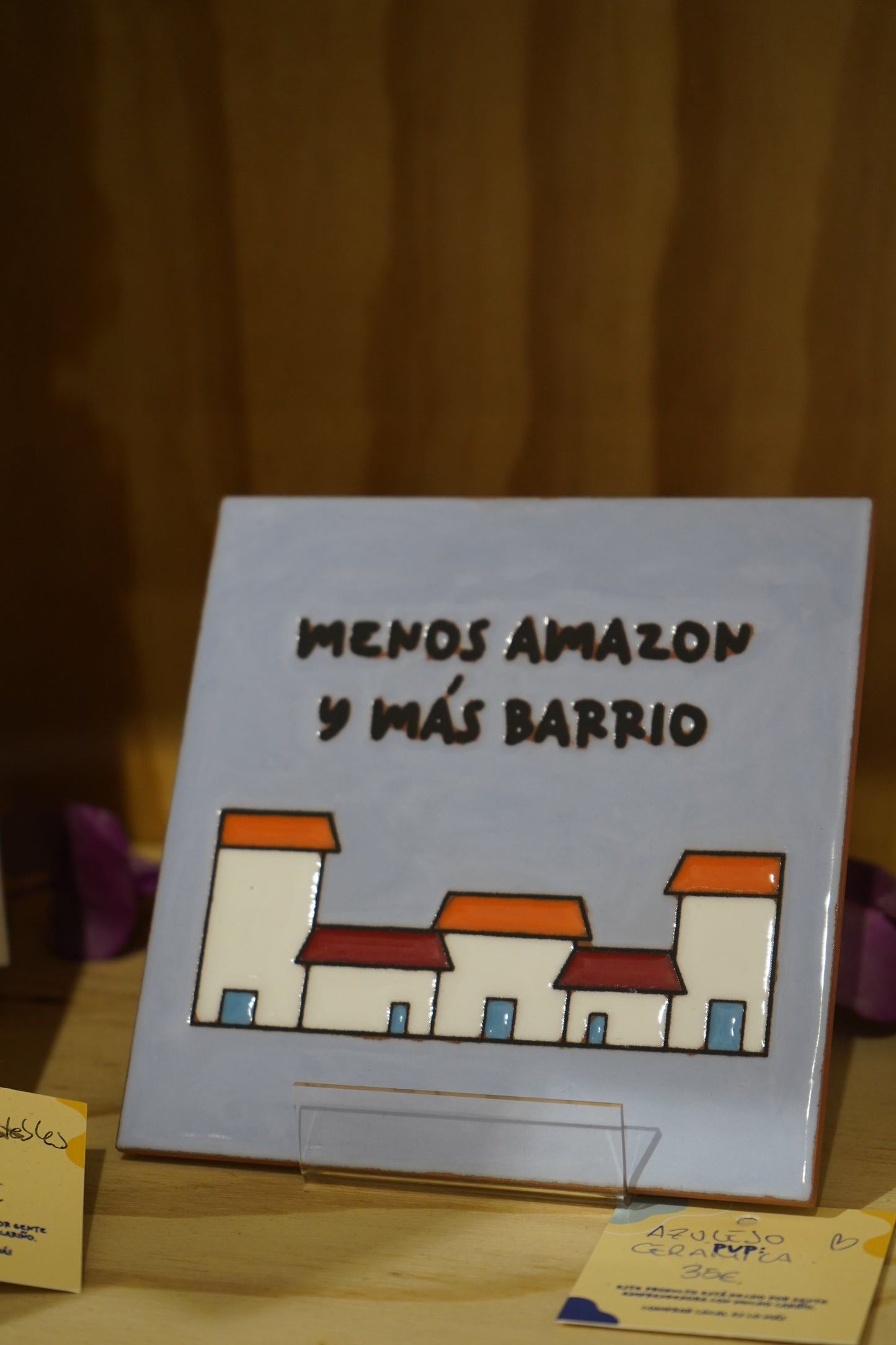 Azulejo de cerámica grande MENOS AMAZON Y MÁS BARRIO