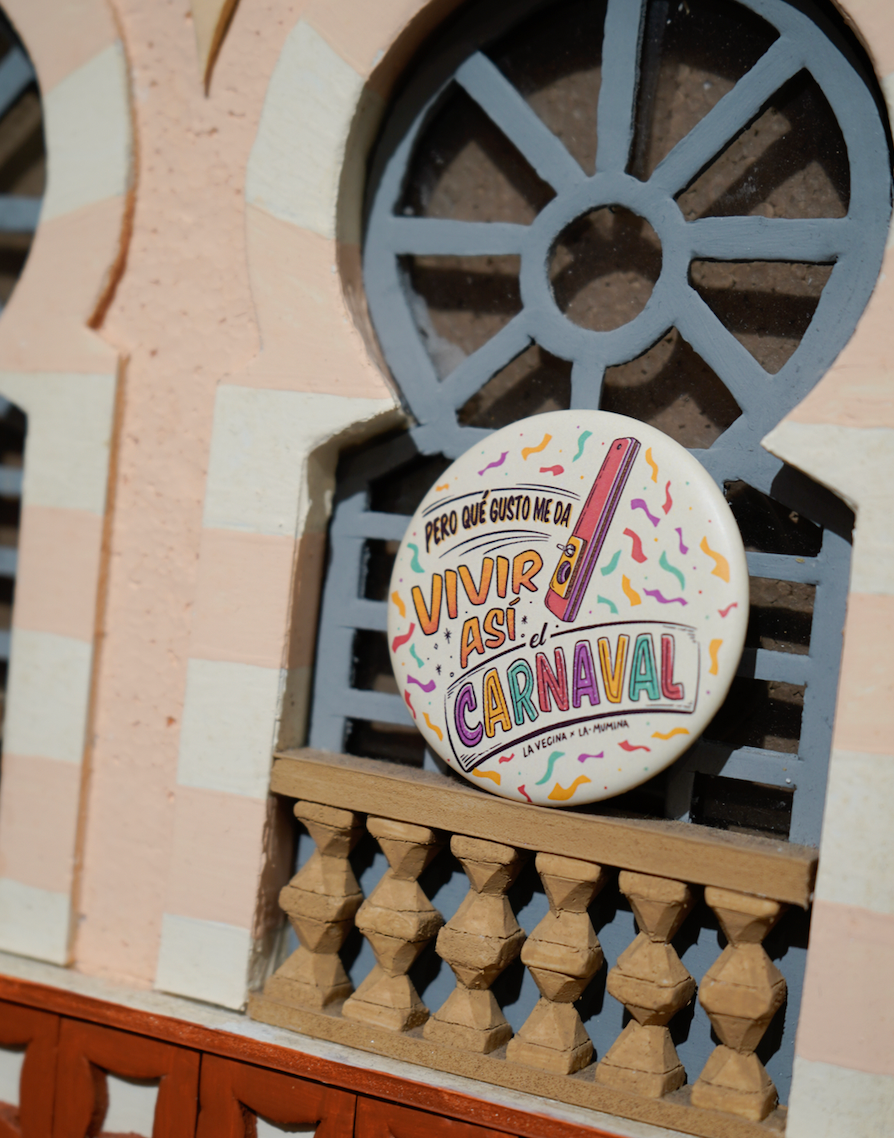 Postal + Chapa PEQUE Qué bonita está mi Cádiz y vivir así en Carnaval