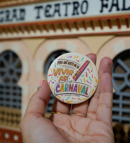 Postal + Chapa PEQUE Qué bonita está mi Cádiz y vivir así en Carnaval