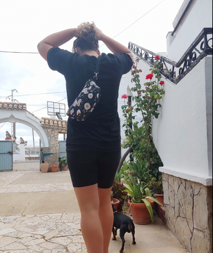 Riñonera negra margaritas