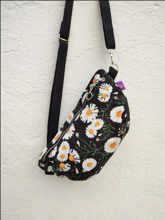 Riñonera negra margaritas