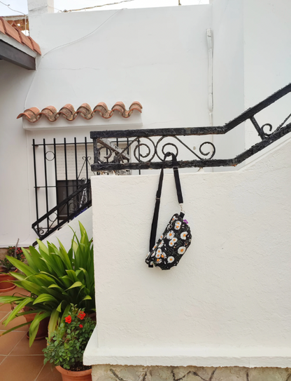 Riñonera negra margaritas