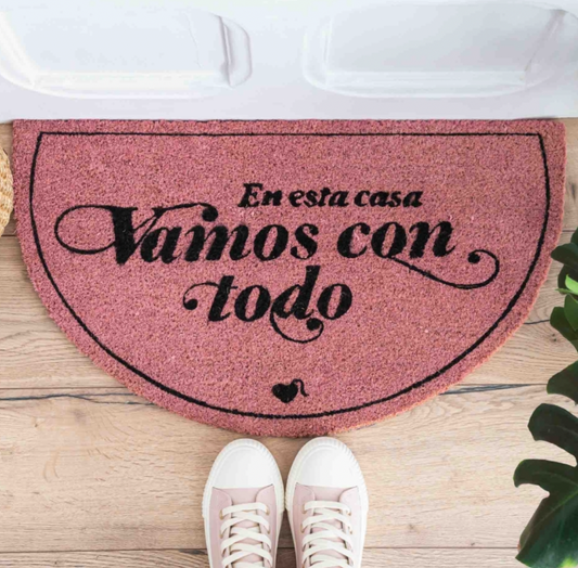 Felpudo "En esta casa vamos con todo" - La Vecina Rubia