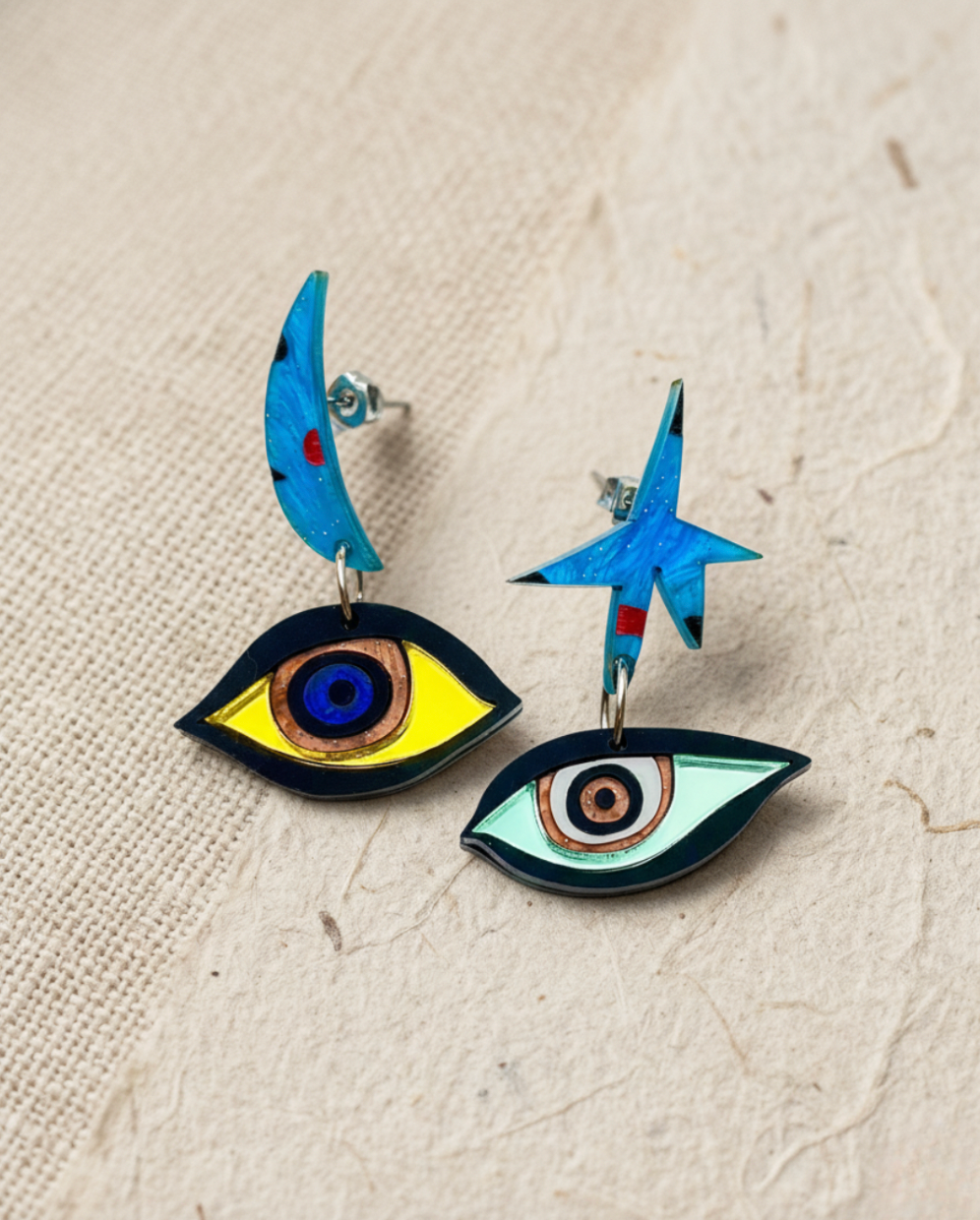 Pendientes ojos y constelaciones