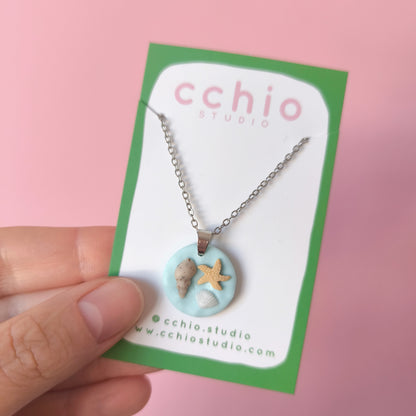 Collar del mar azul con concha y estrella