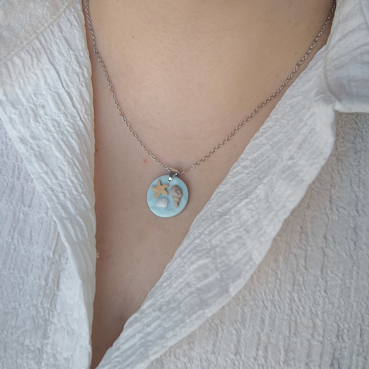Collar del mar azul con concha y estrella