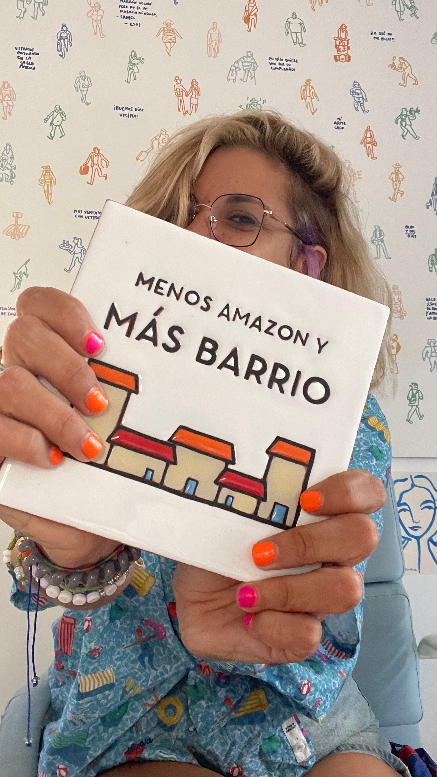 Azulejo de cerámica grande MENOS AMAZON Y MÁS BARRIO