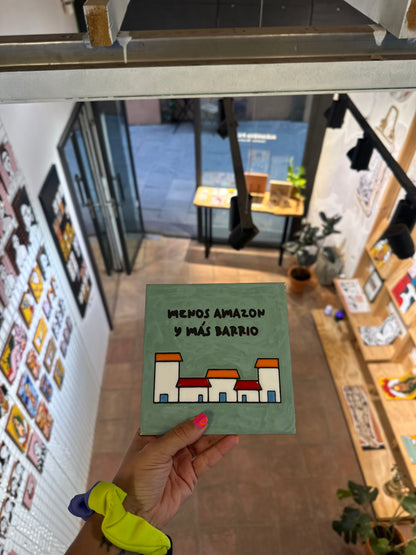 Azulejo de cerámica grande MENOS AMAZON Y MÁS BARRIO