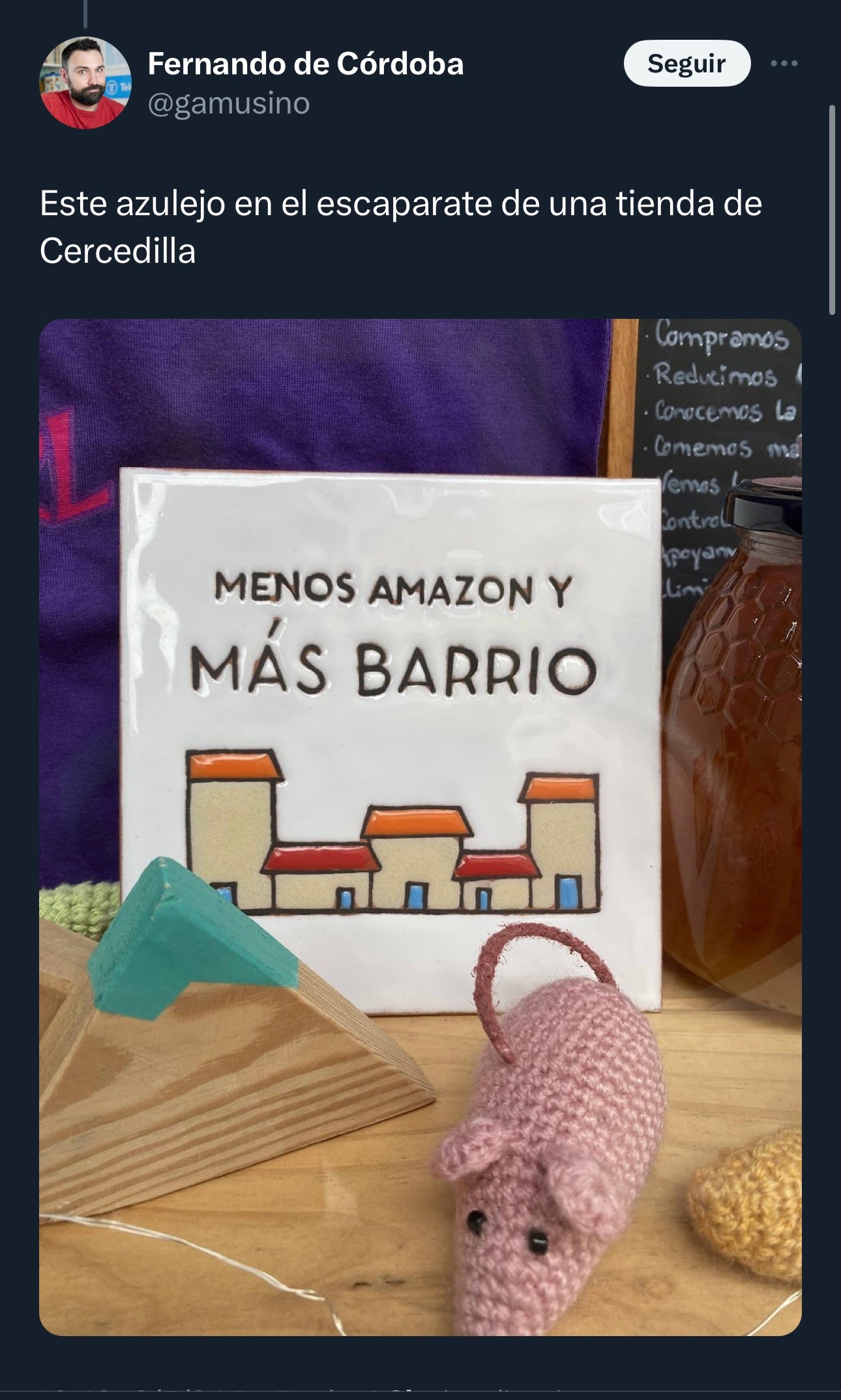 Azulejo de cerámica grande MENOS AMAZON Y MÁS BARRIO