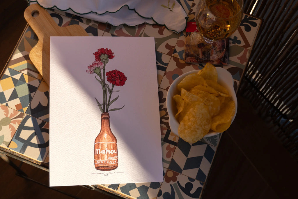 Lámina Botellín Mahou con flores claveles rojos