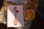 Lámina Botellín Mahou con flores claveles rojos