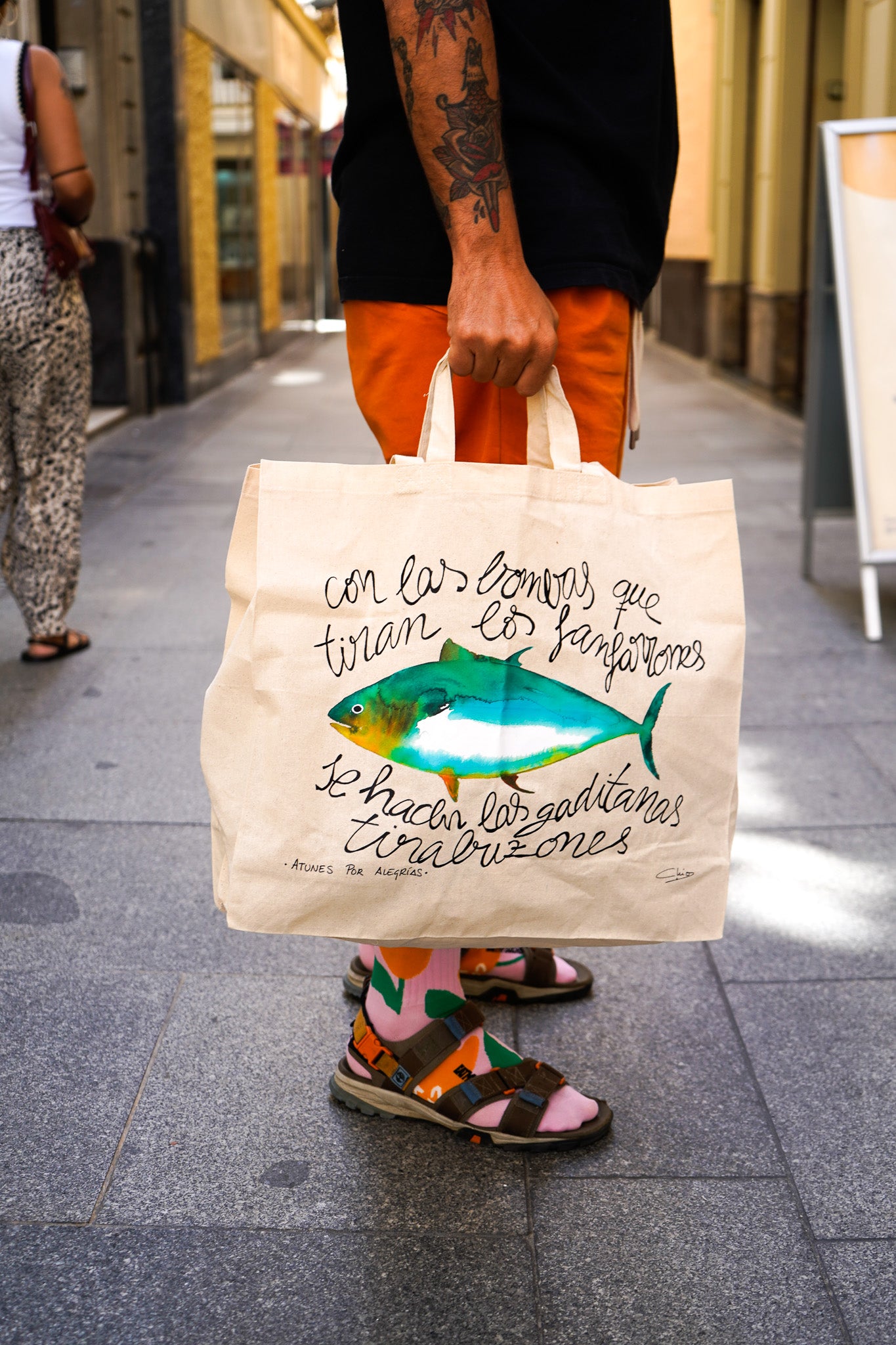 Totebag Atún Con las bombas que tiran los fanfarrones se hacen las gaditanas tirabuzones