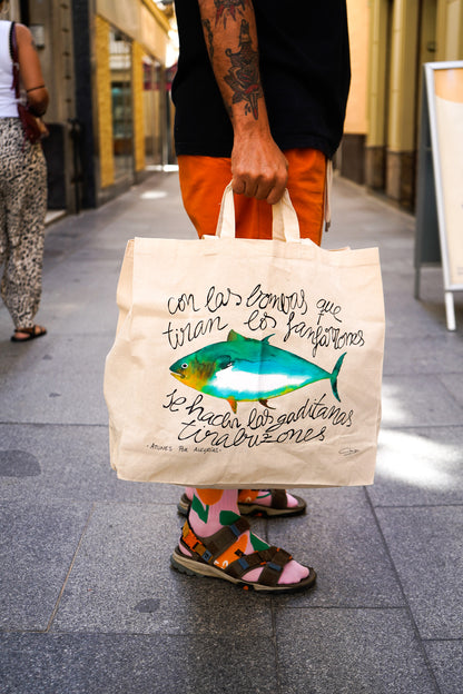 Totebag Atún Con las bombas que tiran los fanfarrones se hacen las gaditanas tirabuzones