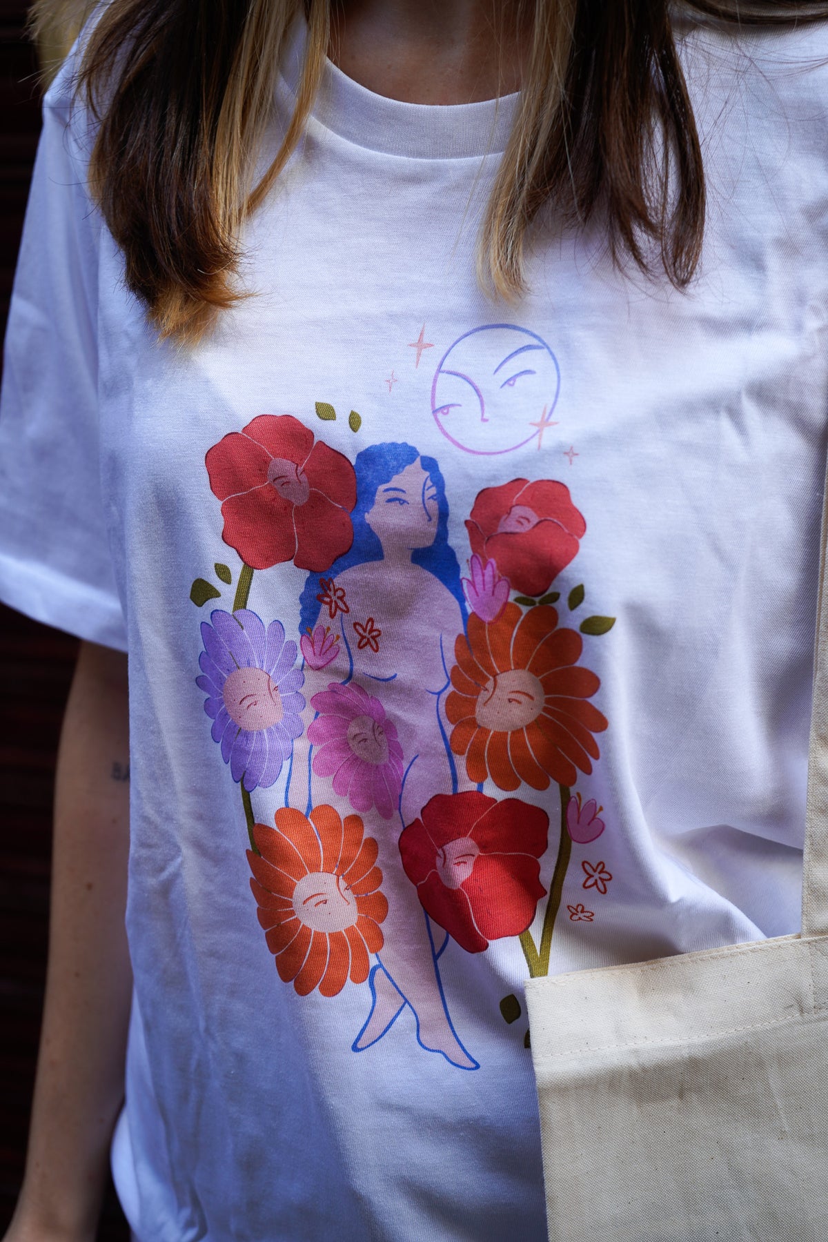 Camiseta Chica flores a una misma x Natalia Fuente