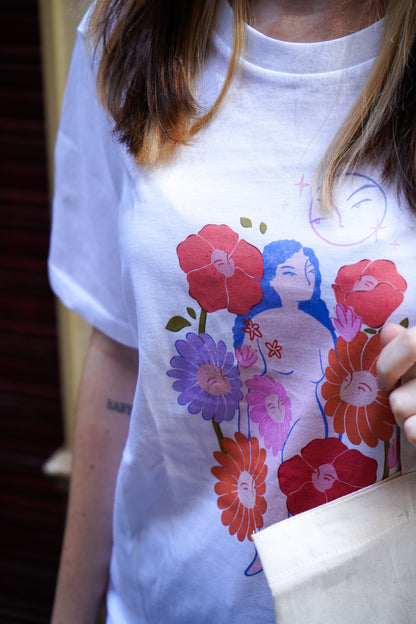 Camiseta Chica flores a una misma x Natalia Fuente