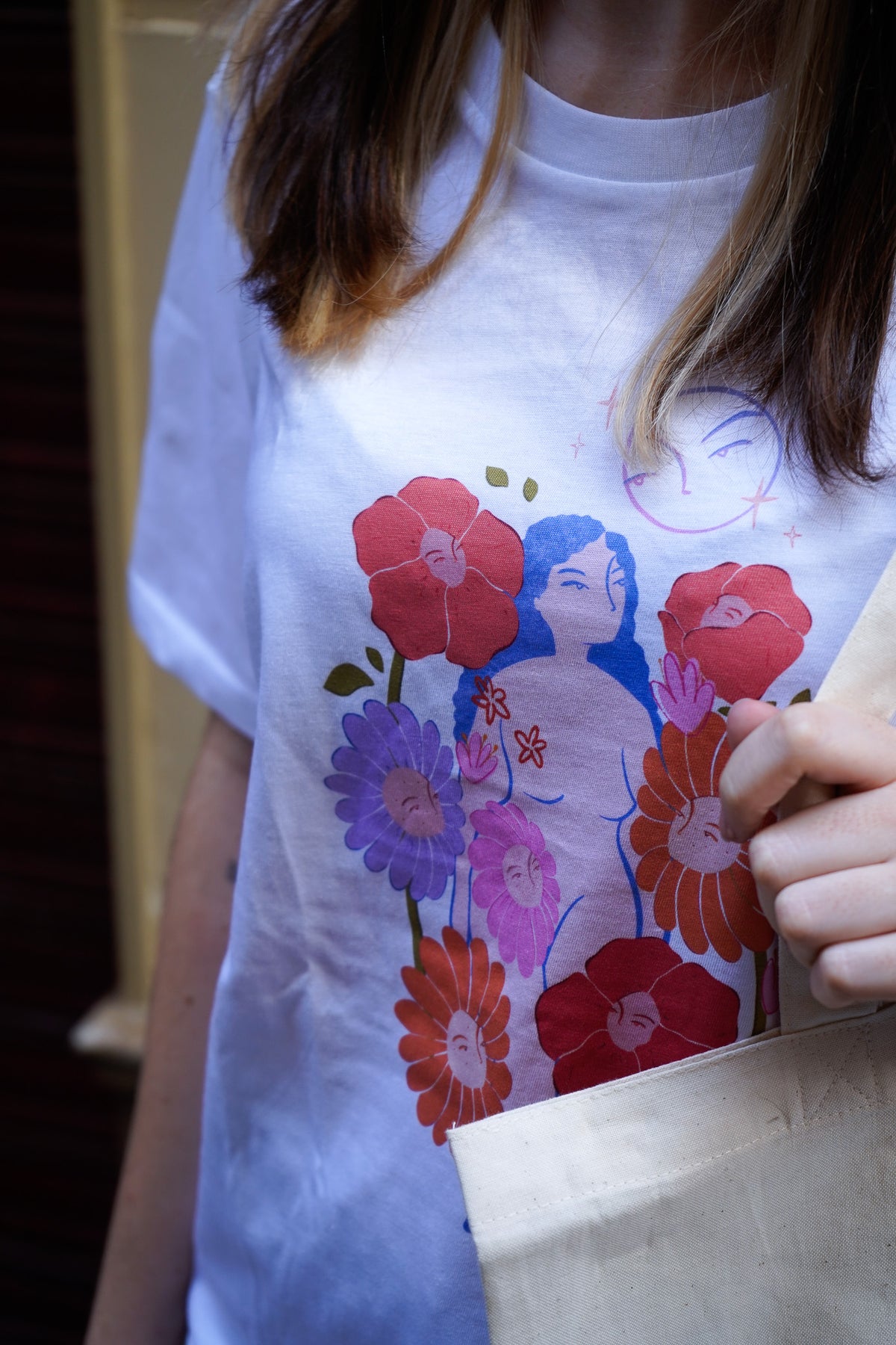Camiseta Chica flores a una misma x Natalia Fuente