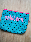 Neceser Caletera turquesa/lunares negros, letra rosa