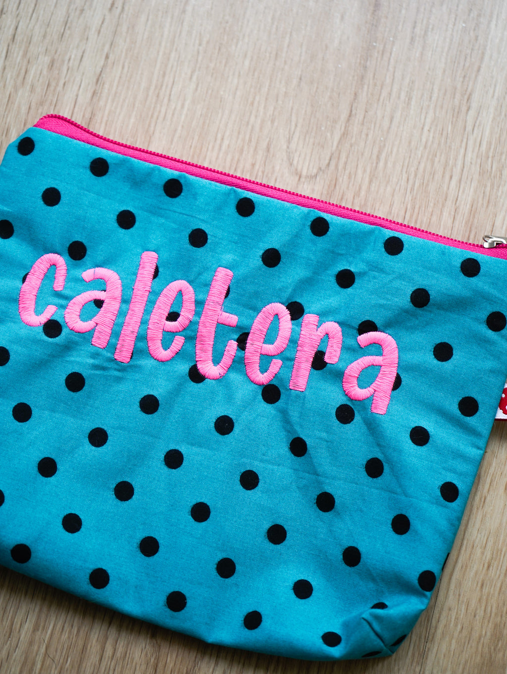 Neceser Caletera turquesa/lunares negros, letra rosa